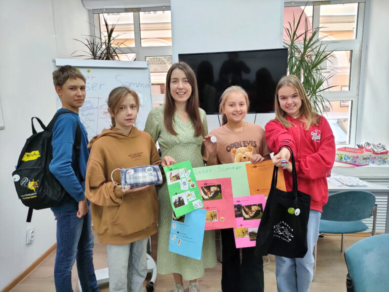 Группа школьников с учителем на уроке немецкого в drb